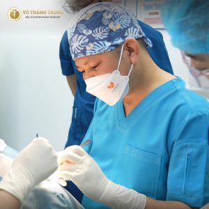 Bác sĩ Võ Thành Trung đang thực hiện một ca phẫu thuật tạo hình thẩm mỹ đầy khó khăn