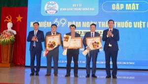 Bác sĩ Võ Thành Trung được đích thân chủ tịch tỉn Hà Tĩnh tạo tặng bằng khen