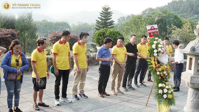 Bác sĩ Trung cùng đoàn thiện nguyện kết nối nụ cười trái tim mùa 12 đang tiến hành dâng hương tại khu lăng mộ Trần Phú