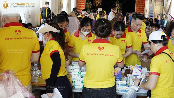 Đoàn thiện nguyện đang chuẩn kiểm kê lại số lượng thuốc và phân ra từng phẩn nhỏ để phân phát cho mọi người
