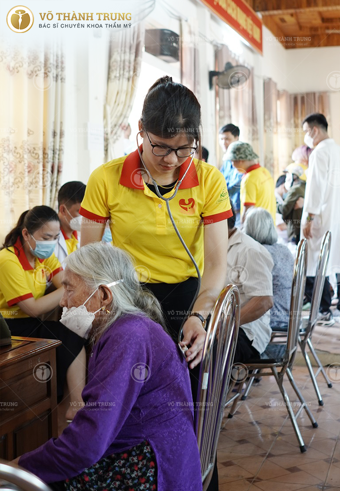 Đoàn thiện nguyện đang tiến hành khám bệnh cho cụ già