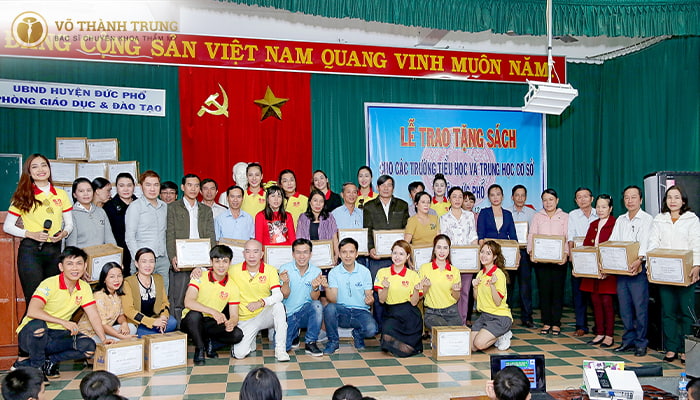 Những quyển sách giáo khoa được trao tận tay đến cho các trường tiểu học và trung học cơ sở tại huyện đức phổ