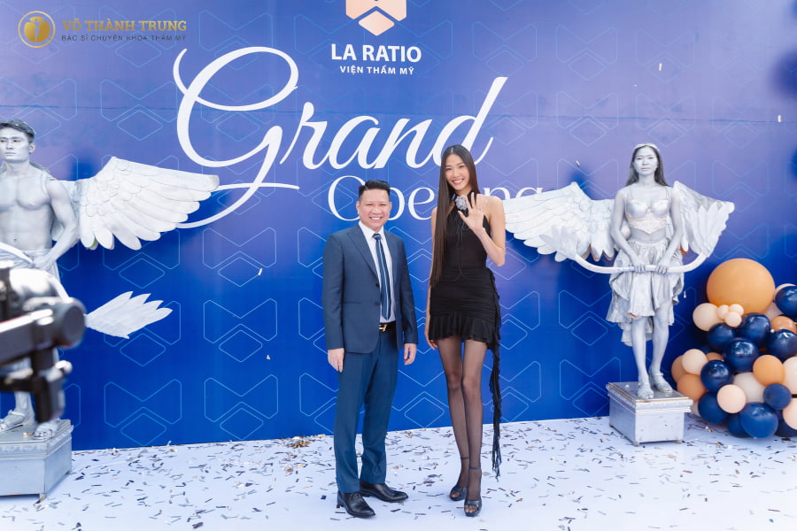 Bác sĩ Trung cùng siêu mẫu Hoàng Thùy trong sự kiện khai trương