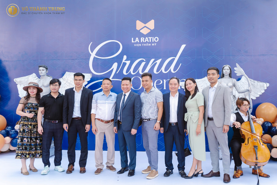 Bác sĩ Võ Thành Trung cùng các khách mời tại sự kiện khai trương chi nhánh Quận 1 Viện thẩm mỹ La Ratio