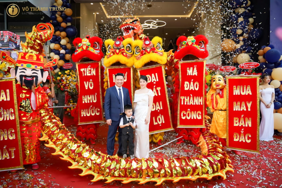 Bác sĩ Võ Thành Trung và gia đình trong buổi lễ khai trương chi nhánh mới